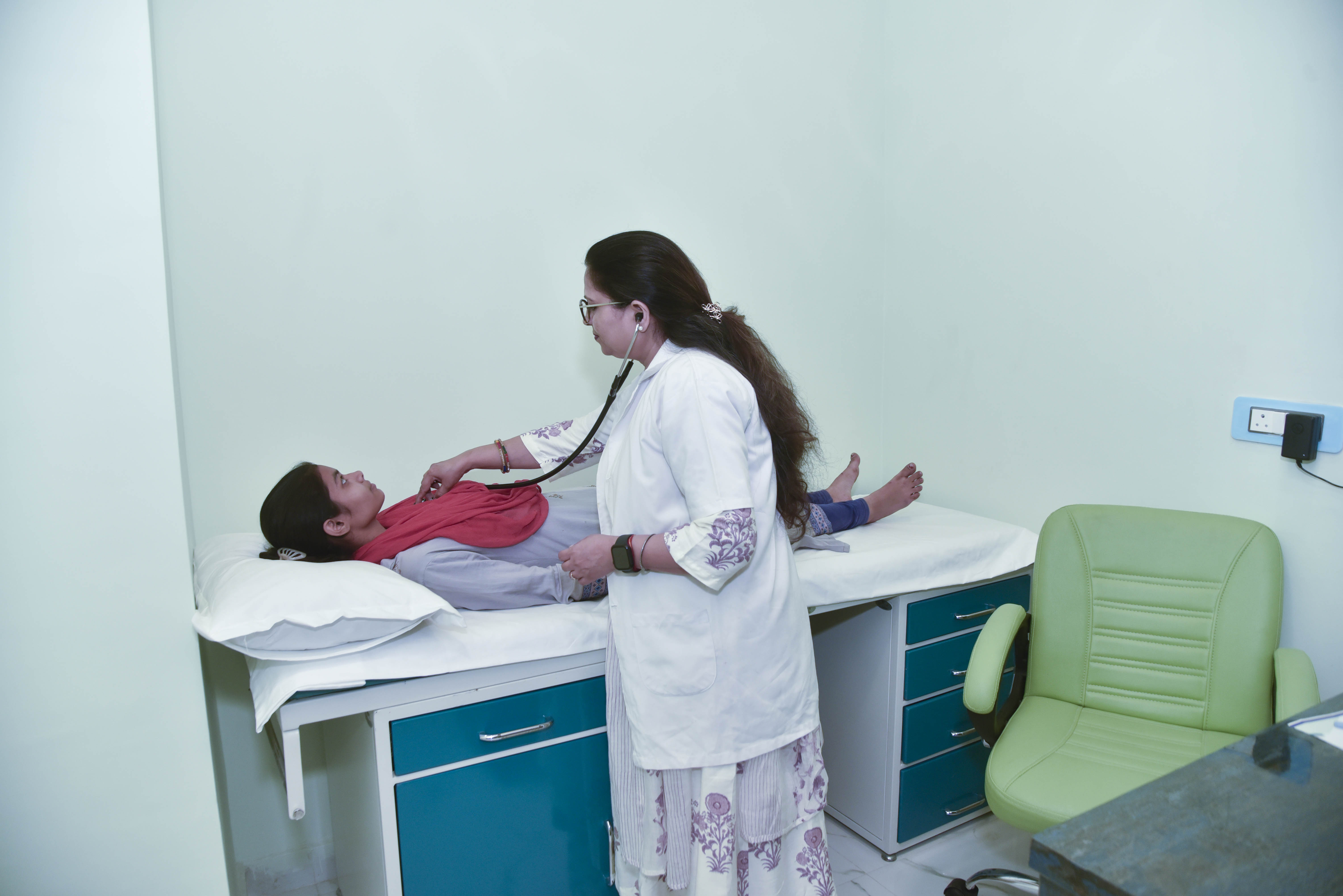 patient checkup doing by rajni sinha at Top 10 Hospital in Patna
